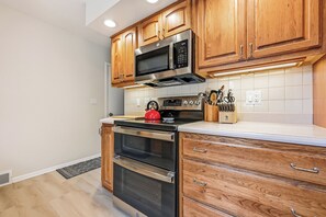 Private kitchen - Cozy fully remodeled home in Hermitage. (Hermitage)
