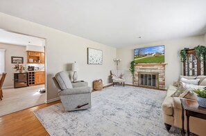 Living area - Cozy fully remodeled home in Hermitage. (Hermitage)