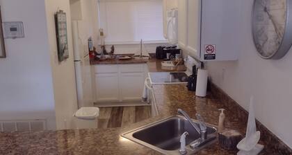Charming 2-bedroom condo with AC in Biloxi breeze