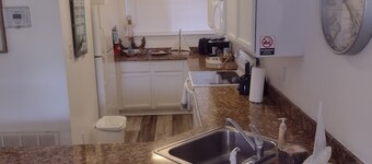 Charming 2-bedroom condo with AC in Biloxi breeze