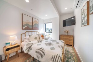 4 bedrooms, iron/ironing board, WiFi, bed sheets
