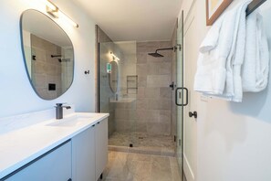 Een douche, een haardroger, handdoeken, shampoo