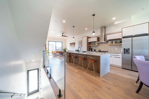Boho Waldport Retreat + Bay Views, Hot Tub, BBQ