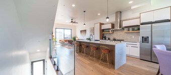 Boho Waldport Retreat + Bay Views, Hot Tub, BBQ