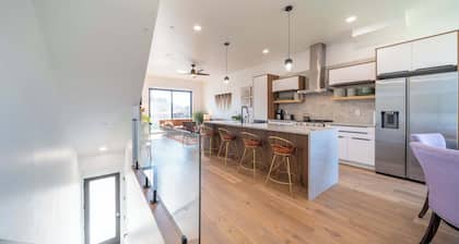 Boho Waldport Retreat + Bay Views, Hot Tub, BBQ