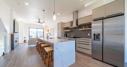 Alsea Bay View Townhome, Walk to Town + Hot Tub