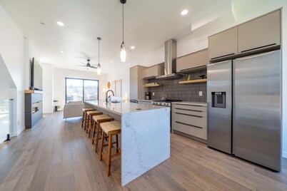 Alsea Bay View Townhome, Walk to Town + Hot Tub