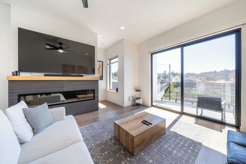 Alsea Bay View Townhome, Walk to Town + Hot Tub