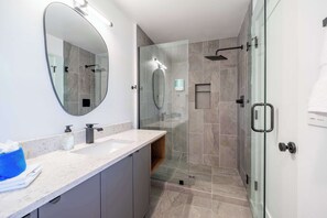 Douche, sèche-cheveux, serviettes fournies, shampoing