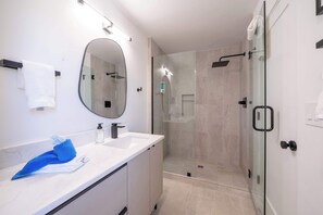 Shower, hair dryer, towels, shampoo - Bay Bridge Views, Hot Tub, Walk to Town + BBQ (Waldport)