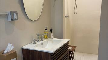 Douche, sĂšche-cheveux, serviettes fournies, savon
