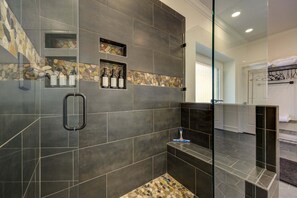 Shower, towels - Majestic Retreat - Game Room Contests, Mountain Views & Movie Nights (Jasper)