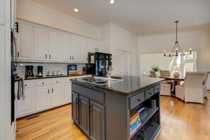 Private kitchen - Majestic Retreat - Game Room Contests, Mountain Views & Movie Nights (Jasper)