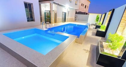 Kini. Luxury apartment.4 travellers. Swimming pool. Secure. Near airport