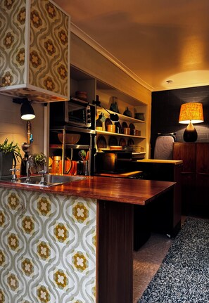 Private kitchen - Retro bungalow in garden oasis (Caulfield North)