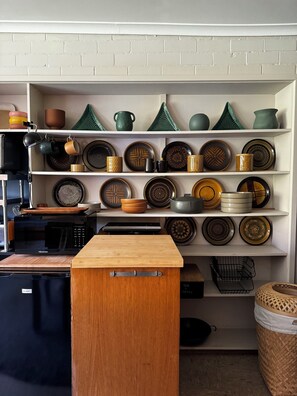 Interior - Retro bungalow in garden oasis (Caulfield North)