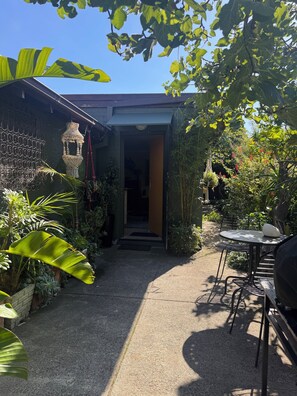 Outdoor dining - Retro bungalow in garden oasis (Caulfield North)