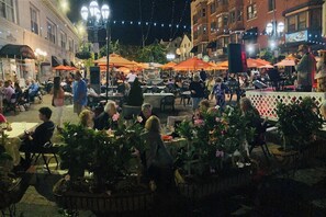 Outdoor dining - Spacious room in Federal Hill near Downtown (Providence)