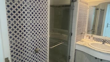 Ducha, artículos de tocador ecológicos, secador de pelo, bidet