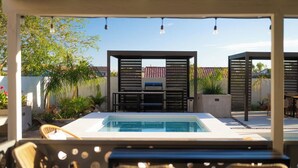 Outdoor dining - 5BD, 2BA Luxury Relaxing House, Pool/Jacuzzi (North Las Vegas)
