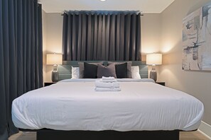 2 bedrooms, desk, iron/ironing board, travel cot - 2BR Lower Westheimer Dream 01! Walkable to Montrose! (Houston)