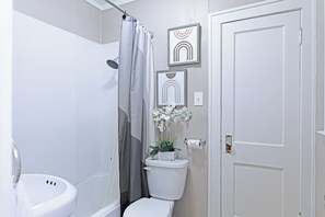 Eco-friendly toiletries, hair dryer, towels, soap - 2BR Lower Westheimer Dream 01! Walkable to Montrose! (Houston)