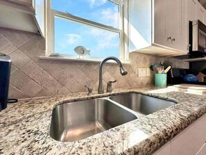 Wasserkocher mit Kaffee-/Teezubehör, Kühlschrank, Mikrowelle, Ofen