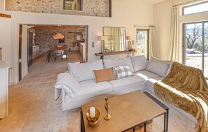 TV, fireplace - Maison en pierre avec piscine (Rustrel)