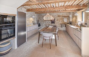 Fridge, microwave, oven, stovetop - Maison en pierre avec piscine (Rustrel)