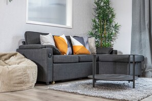 Living area - "Cozy CV5 Home| Sleep 6 | Perfect For Work Stays" (Coventry)