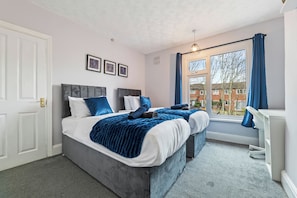 Room - "Cozy CV5 Home| Sleep 6 | Perfect For Work Stays" (Coventry)