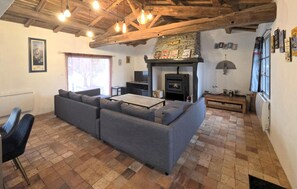 TV, fireplace - Beautiful home in La Guérinière (La Guérinière)