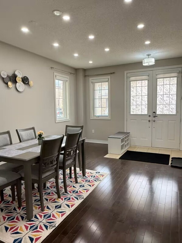 Dining - 4BR Family house ~ Backyard ~ Balcony~Board Games (Brampton)