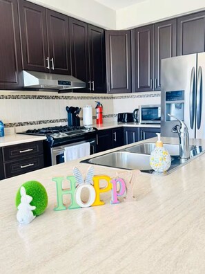 Fridge, microwave, stovetop, dishwasher - 4BR Family house ~ Backyard ~ Balcony~Board Games (Brampton)