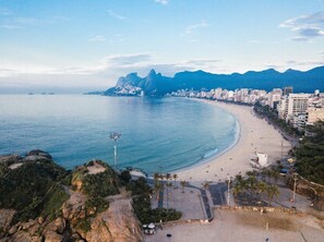 On the beach, sun-loungers, beach towels - Arpoador - On the Sea Copacabana (Rio de Janeiro)
