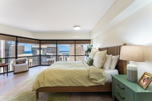 1 bedroom, iron/ironing board, free WiFi, bed sheets - 🌺 Pacific Skyline Hideout | Ocean & Harbor Views + Free Parking (Honolulu)