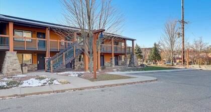 Adventure Trails: Peaceful Golf View Getaway + Hot Tub