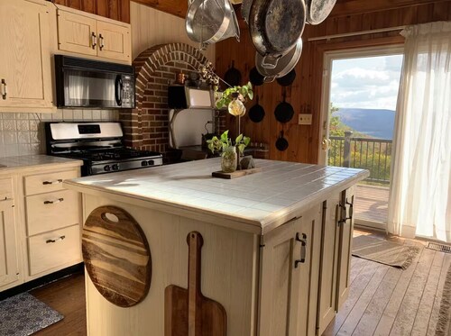 Yankee Acre Mountain Homestead: Gorgeous 5-bedroom farmhouse in adorable Walton