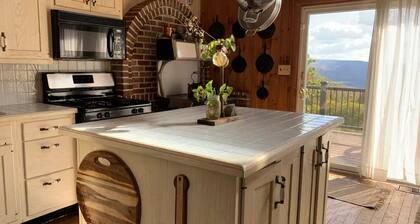 Yankee Acre Mountain Homestead: Gorgeous 5-bedroom farmhouse in adorable Walton