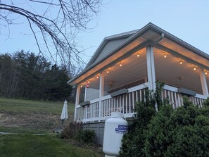 Exterior - Serenity in the Pines: Farmhouse with 3bd, 2bth and a rap-around porch! (Manchester)