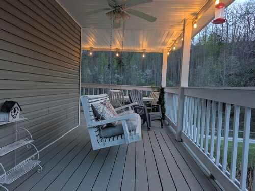 Serenity in the Pines: Farmhouse with 3bd, 2bth and a rap-around porch!