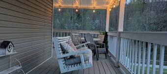 Serenity in the Pines: Farmhouse with 3bd, 2bth and a rap-around porch!