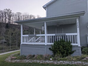 Exterior - Serenity in the Pines: Farmhouse with 3bd, 2bth and a rap-around porch! (Manchester)