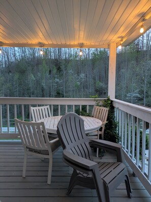 Outdoor dining - Serenity in the Pines: Farmhouse with 3bd, 2bth and a rap-around porch! (Manchester)