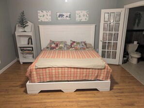 Room - Serenity in the Pines: Farmhouse with 3bd, 2bth and a rap-around porch! (Manchester)