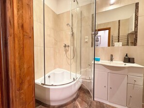 Shower, hair dryer, towels - Daszyńskiego Spacious Apartment (Wrocław)