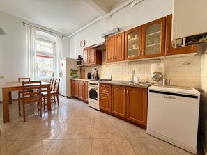 Fridge, oven, stovetop, dishwasher - Daszyńskiego Spacious Apartment (Wrocław)