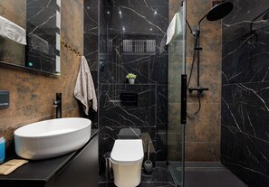 Dusche, Haartrockner, Handtücher