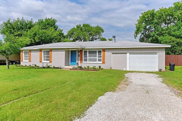 Exterior - HotTub/Pool/Gameroom/7 Miles to Stockyards/Dickies (Haltom City)