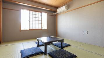 Traditional Quadruple Room, Non Smoking, Shared Bathroom | Free WiFi
